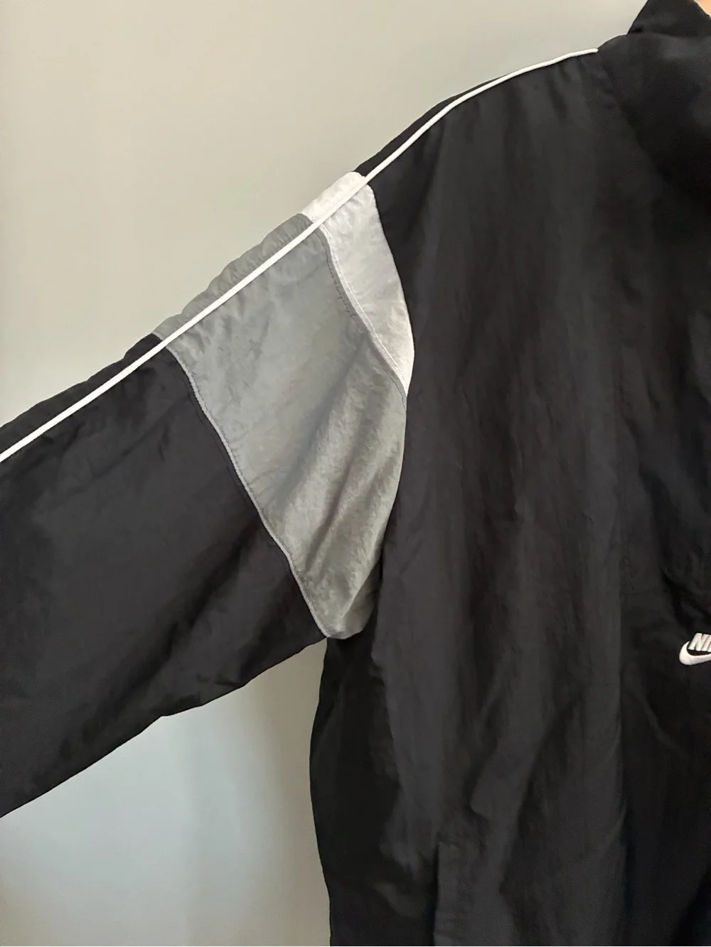 Nike vintage Black Windbreaker with Gray Panel Accents
